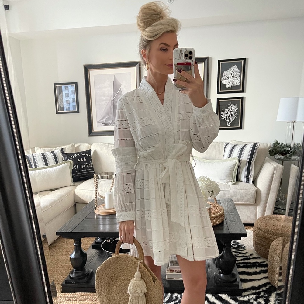 Detailed white wrap dress - Picture 2 of 4